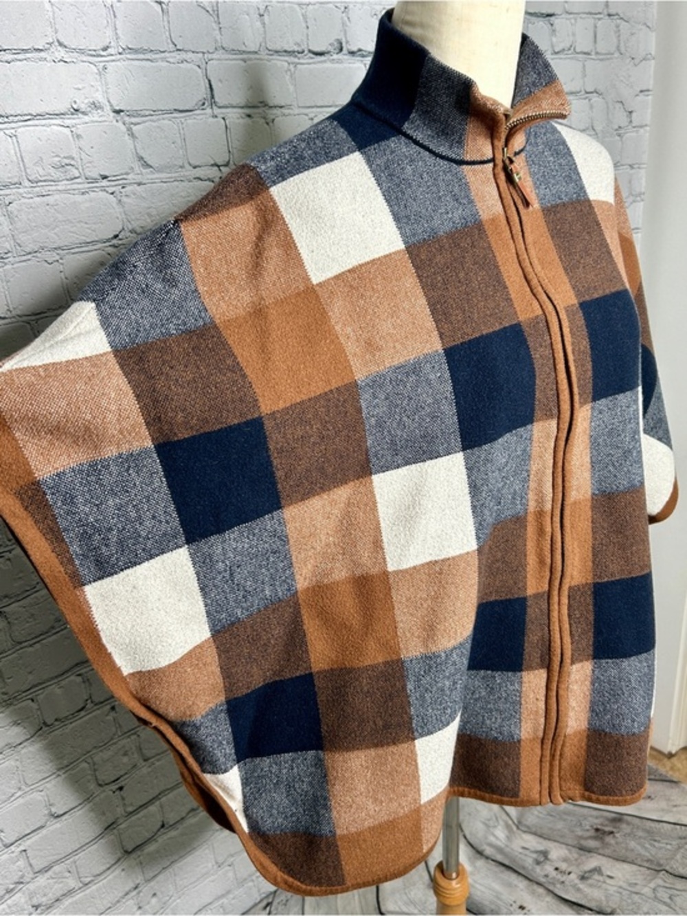 Tahari Women’s Large Plaid Poncho Cape Full Zip Brown Navy Cream Fall - Picture 3 of 9